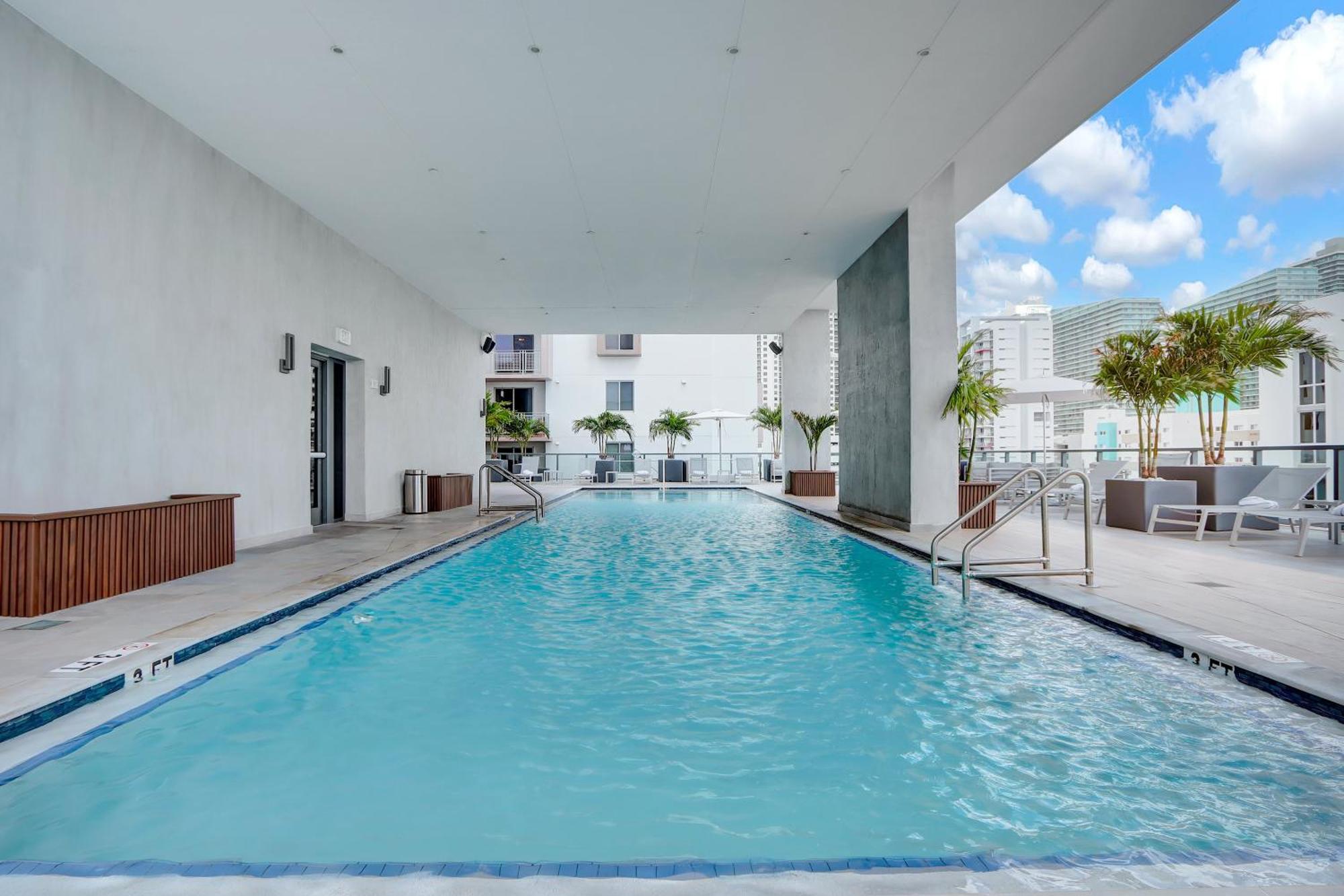 Skyline - Rooftop Pools, Spa, Walk To Downtown & Brickell Apartment *
